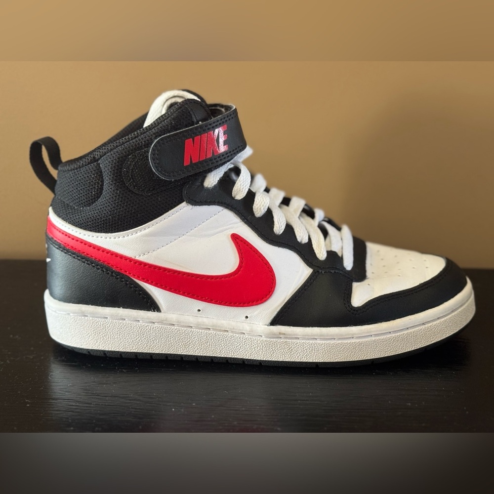 Nike Big Boys Court Borough Mid 2
Stay-Put Casual Sneakers, size 5.5 Y